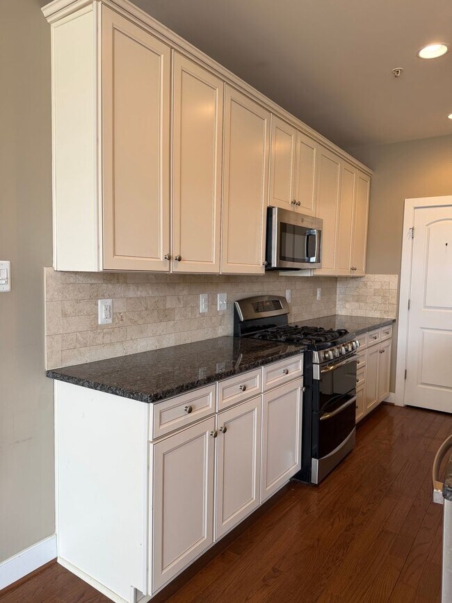 Building Photo - 4 LEVEL TOWNHOUSE WITH 2 CAR GARAGE, WALKING DISTANCE TO DOWNTOWN CROWN