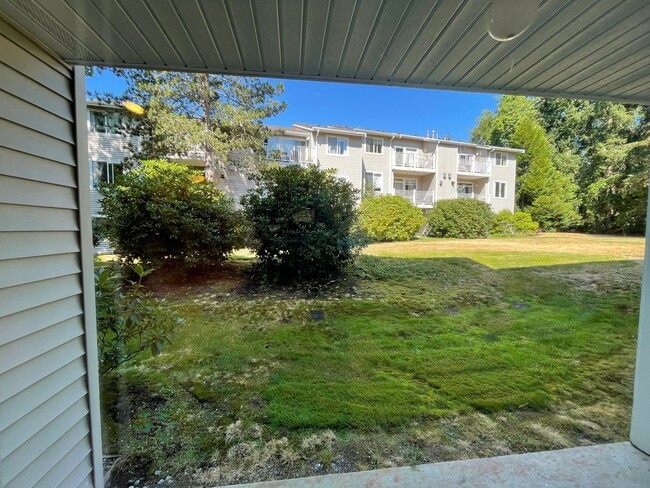 Building Photo - Sammamish - 3 BR, 2 BTH ground floor condo...