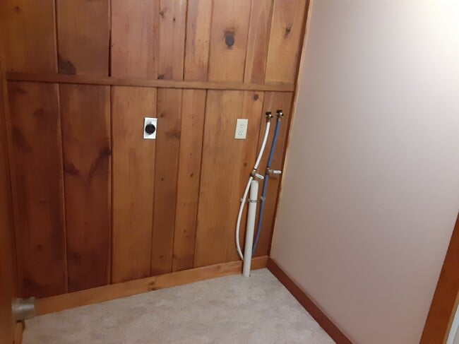 Building Photo - 308-302 E Park St