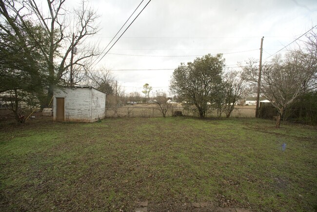 Building Photo - Available 12/29/25 with a Move- In- Special! -Charming 3 Bedroom Home.