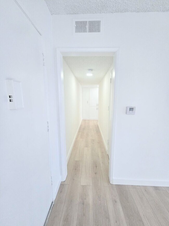 Building Photo - Welcome home! 2bd/2ba unit with parking. Master bedroom with en-suite bathroom!