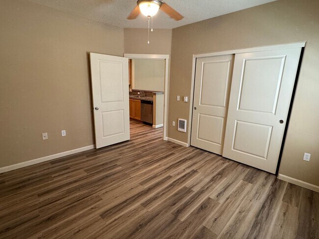 Building Photo - Beautiful 1br Condo in Sherwood. End unit ...