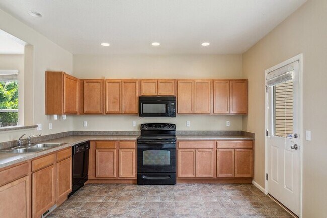 Building Photo - Well-Maintained 3-Bedroom Townhome with Central A/C and Open Layout