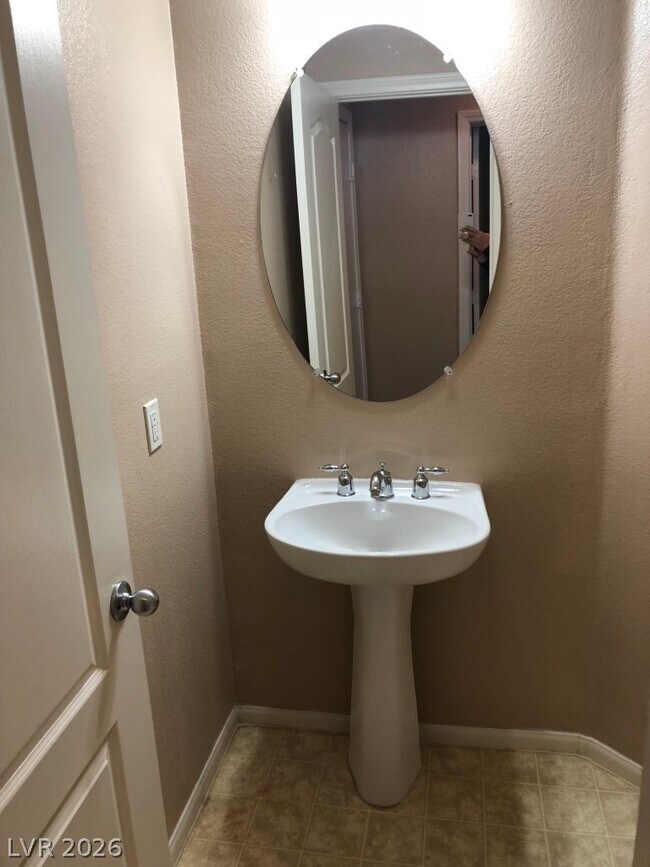 Building Photo - 706 Aloe Yucca Ave