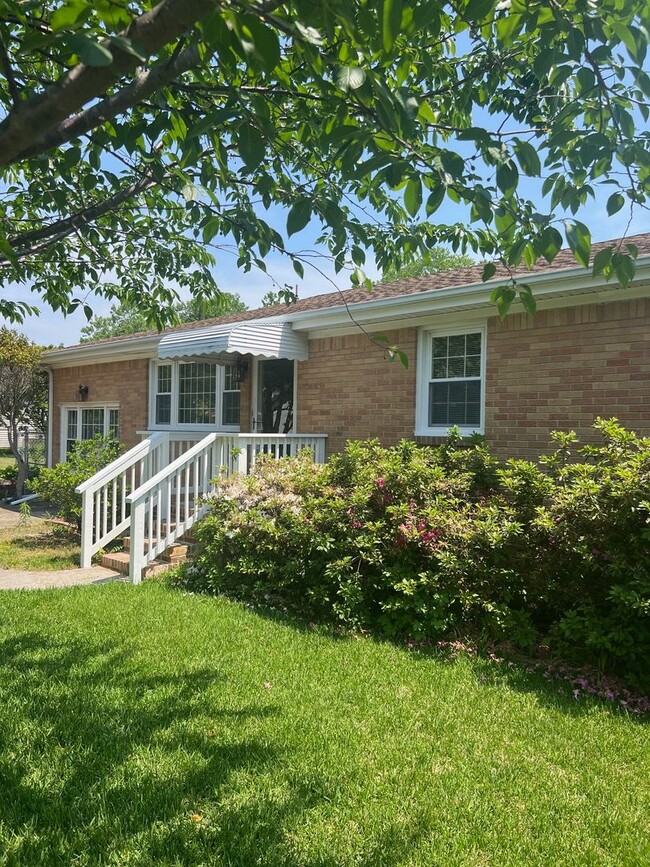 Primary Photo - Solid ranch home