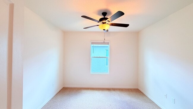 Building Photo - Charming Deltona 4/2 Ready for Move-in!