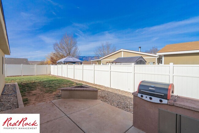 Building Photo - Move in Special: $200 off full first month rent on this inviting 3-Bedroom Home with Garage and P...