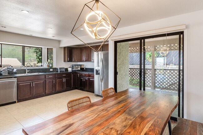 Building Photo - Large Island Getaway in Sunny Kapolei
