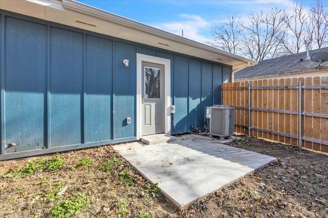 Building Photo - 414 N Tucker Ave