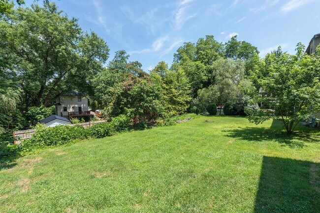 Building Photo - Montford Furnished Rental