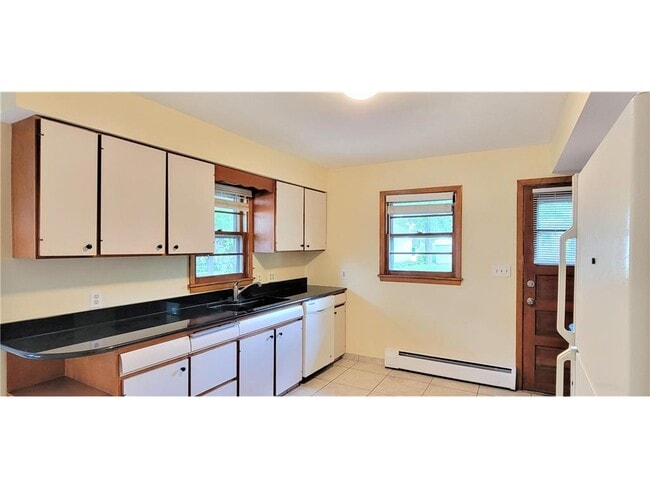 Building Photo - 2331 W Medicine Lake Dr