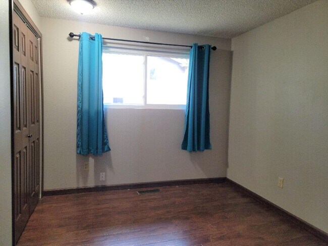 Building Photo - Pet Friendly 4 bedroom Home with Lots of Space for Everyone!