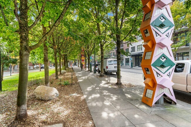 Building Photo - Park Place - 1 bed/1.5 bath/bonus room - Pearl District Condo w/NEW paint/bedroom carpet/parking/...