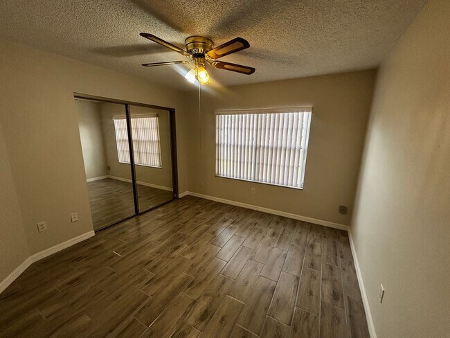 Building Photo - Newly Renovated 3/2 Home - Lake Joy/Magic Lake Communities