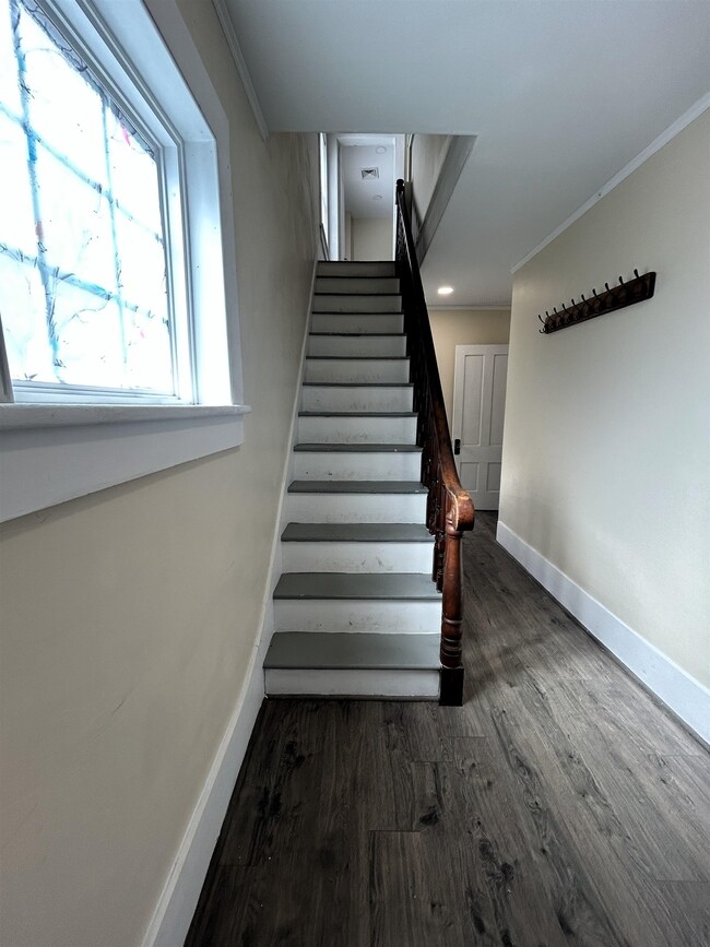 Building Photo - 565 White Mountain Hwy