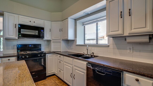 Building Photo - 4 BR / 2.5 BA – RARE FIND IN ROCKY BAYOU