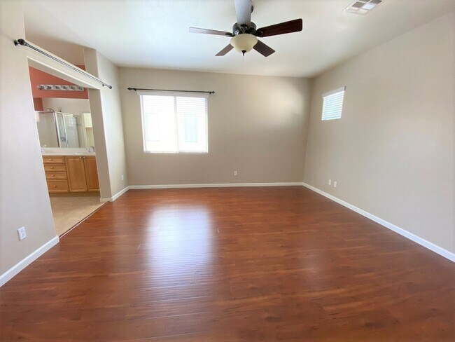 Building Photo - 3 Bed 2.5 Bath Pecos and Washburn