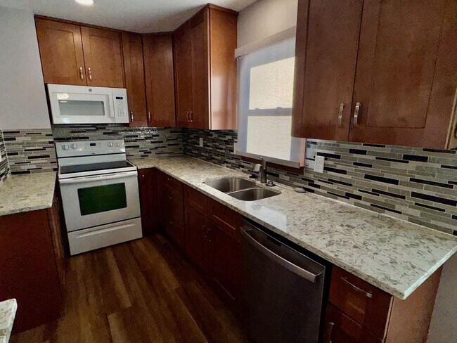 Building Photo - Move-In Ready 3-Bedroom with Modern Updates and Fantastic Outdoor Space