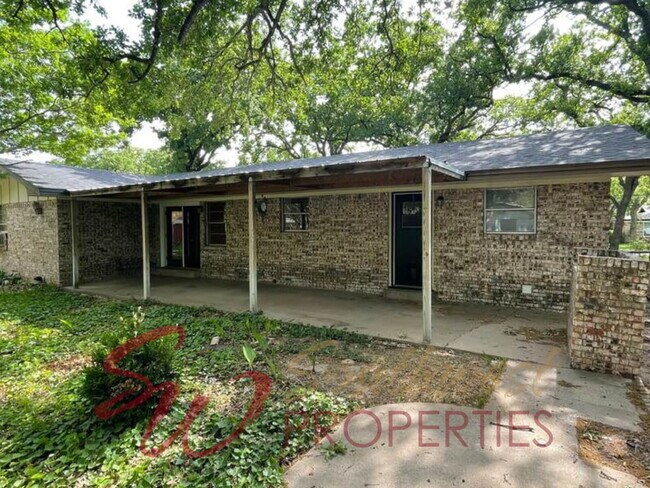 Building Photo - Lovely 3 bedroom home in established, quiet neighborhood