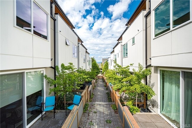 Building Photo - 7016 California Ave SW