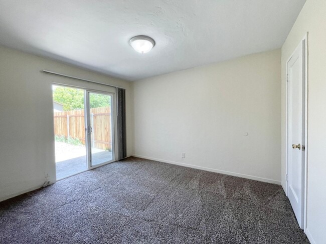 Building Photo - 700-702 Poplar Avenue