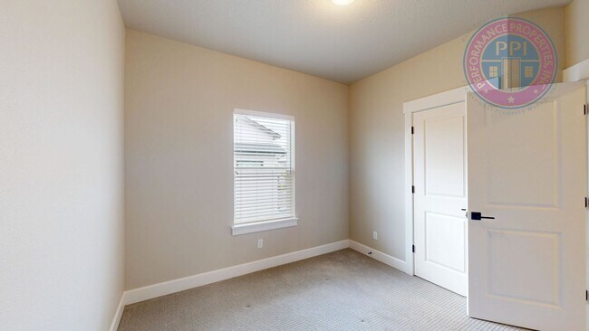 Building Photo - REED'S CROSSING!  Luxury Home, Stylish Amenities, Central Air-Conditioning, Close To Nike & Intel