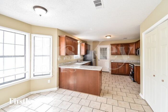 Building Photo - 3734 Oakmoor Cir E