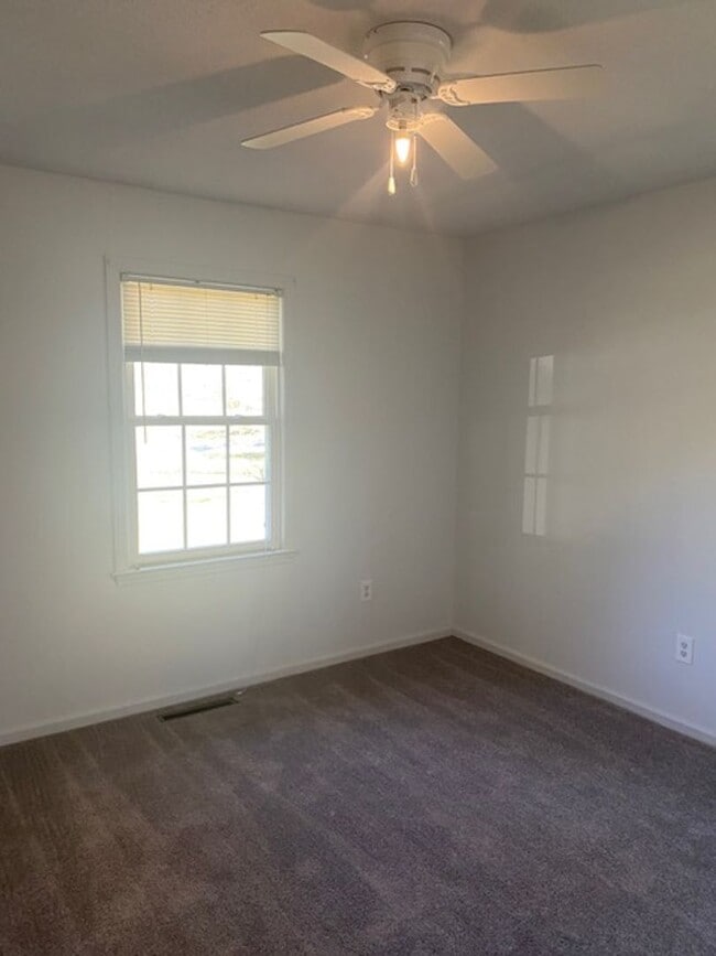 Building Photo - 3 bed 2 bath Brick Ranch