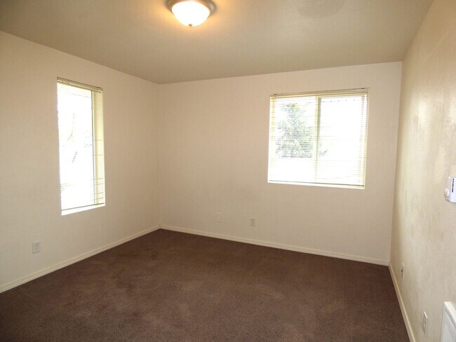 Building Photo - Rent Special: FREE First Full Month's Rent - 2 Bedroom 1 Bath Unit NE Salem!