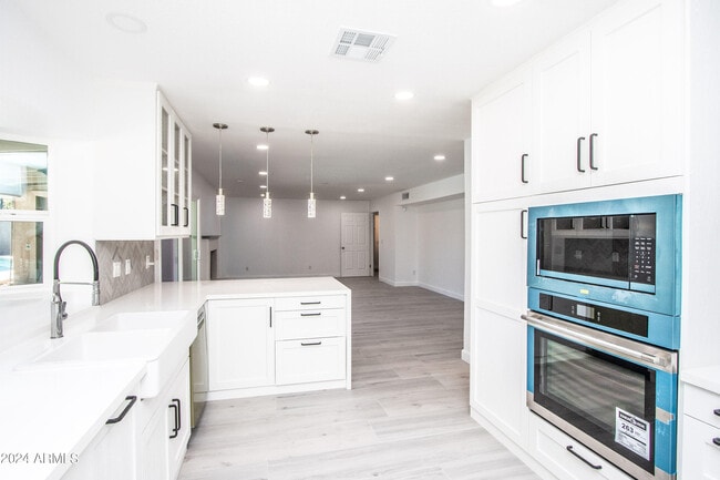 Building Photo - 1052 E Sandpiper Dr