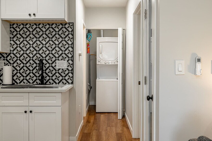 Building Photo - 4349 Oxford St