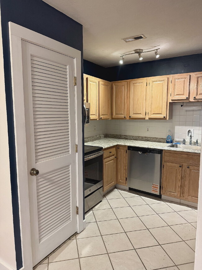 Building Photo - Spacious 2 BED 1.5 BATH Condo rental close to Quincy Center!