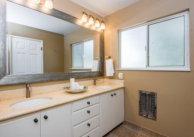 Building Photo - Stylish 3-Bed + Office Retreat with Sweepi...