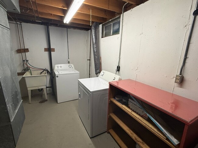 Building Photo - Great 3 bedroom, 1 Bathroom Side by Side T...