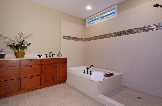 Building Photo - 2bd/2ba Bellevue Condo