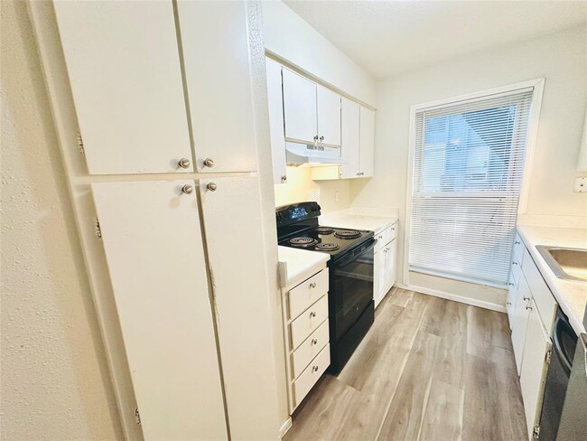 Building Photo - 3822 Southway Dr