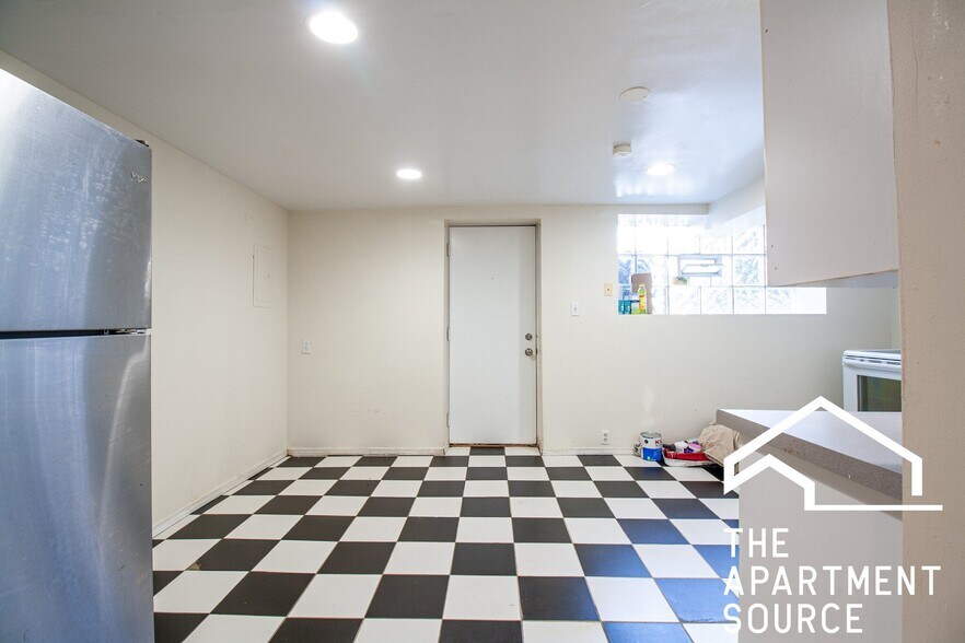 Building Photo - 826 W Dakin St