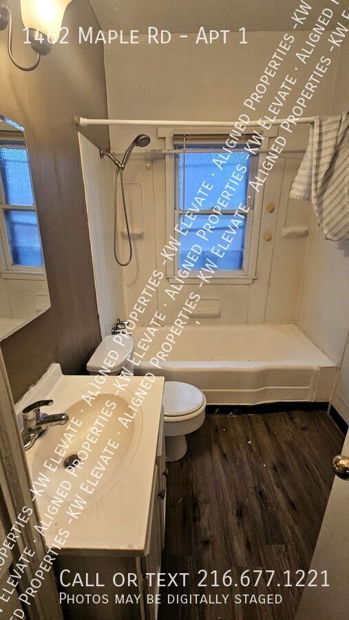 Building Photo - 1462 Maple Rd