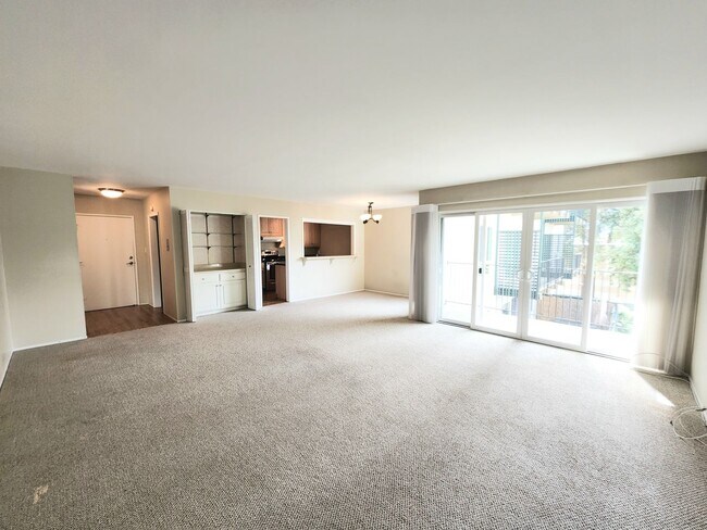 Building Photo - Woodlake two bed, 2 bath