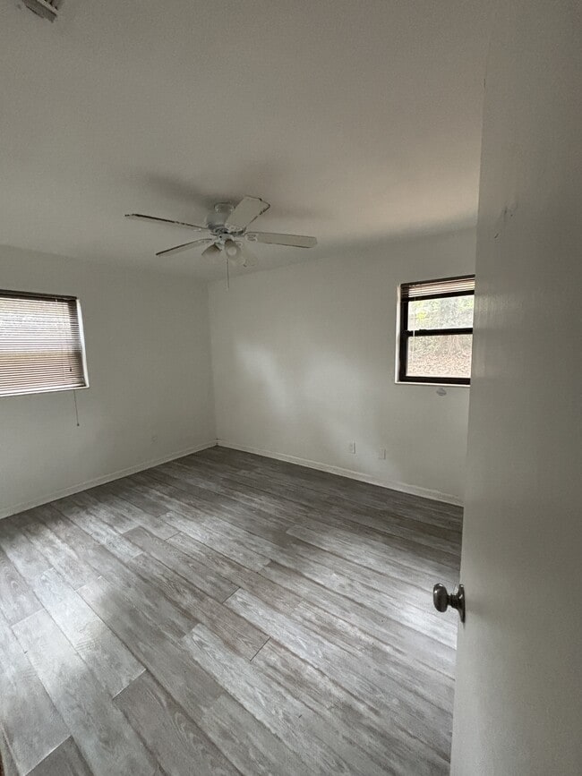 Building Photo - 2409 Almond Dr