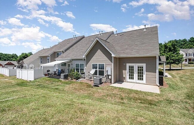 Building Photo - Charming 3BR Townhome in Colfax