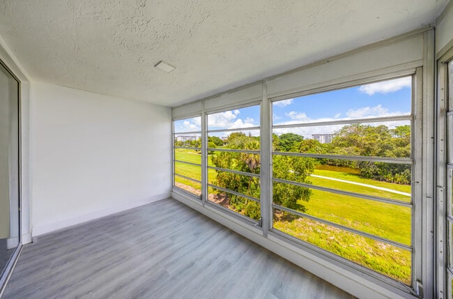 Building Photo - 3151 S Palm Aire Dr