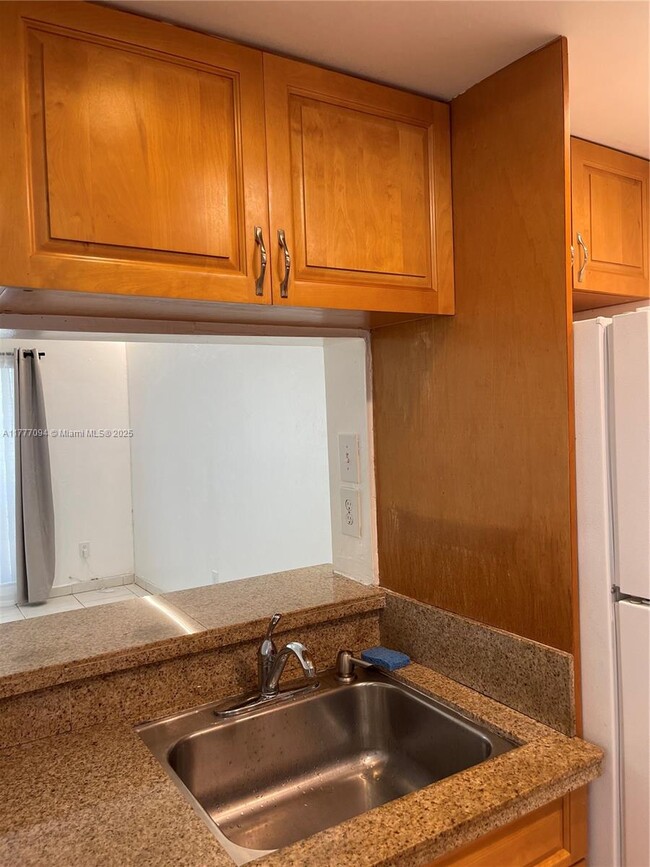 Building Photo - 10820 N Kendall Dr