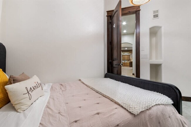 Building Photo - 5605 N Morpheus Pl