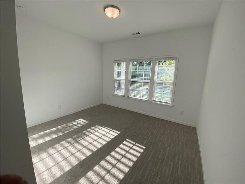 Building Photo - 5580 Bergeson Wy