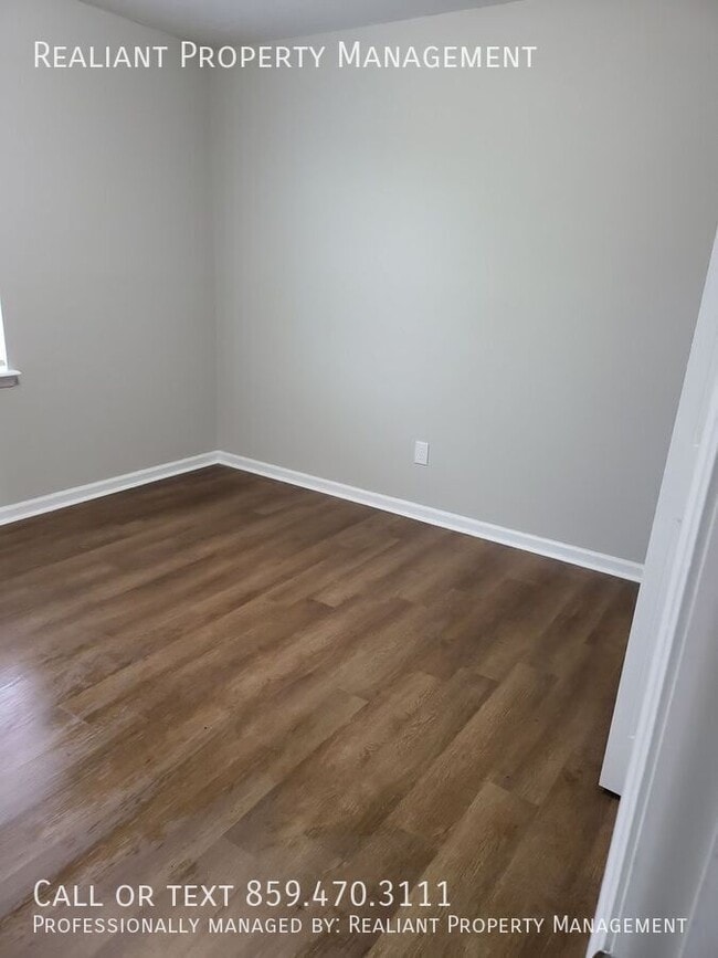 Building Photo - 425 Lenney Dr