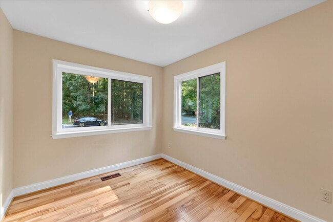 Building Photo - "Luxurious Reston Retreat: Spacious 2400 S...