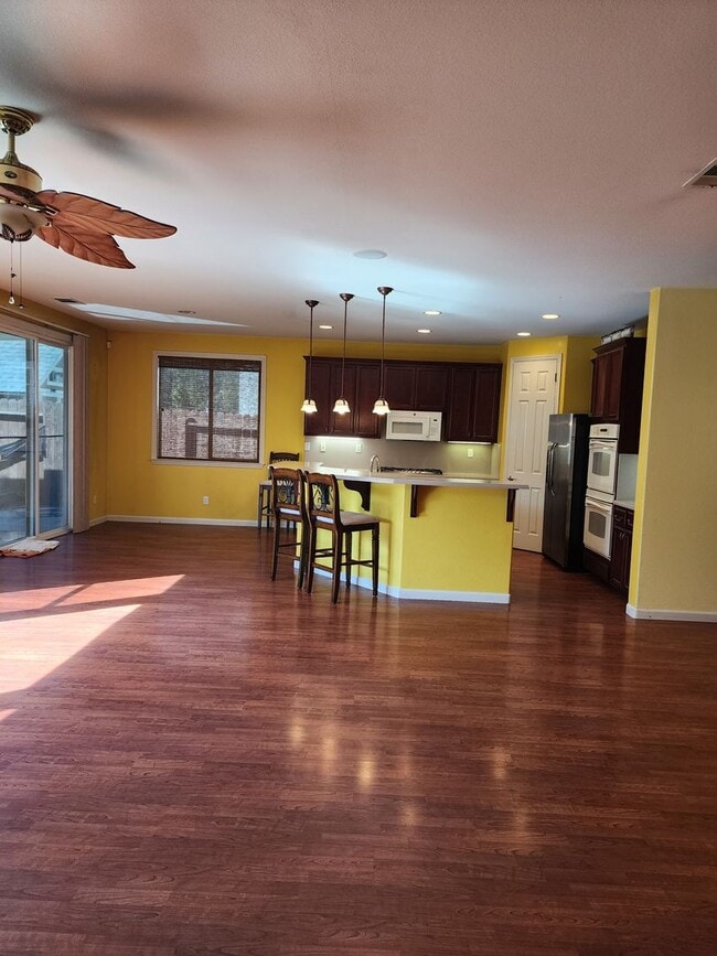 Building Photo - 5 Bedroom 3 Bathroom with 3 car Garage in the Sylvan School District