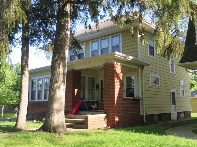 Building Photo - 826 Nuttman Ave
