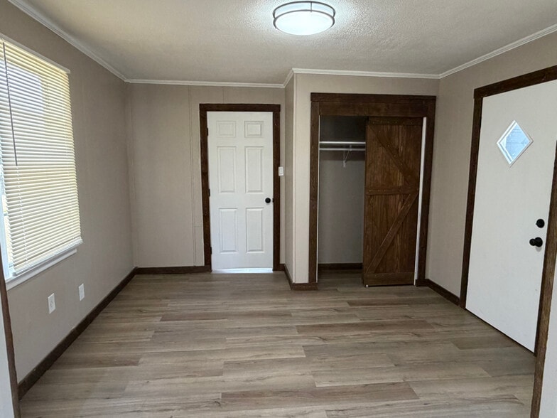 Building Photo - 304 W Main St